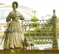 Дама с собачкой-Скульптуры на площади у Комаровского рынка