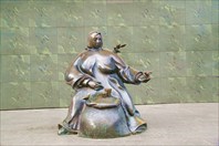 Женщина с семками-Скульптуры на площади у Комаровского рынка