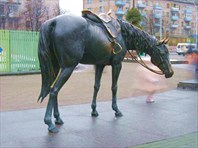 Лошадь-Скульптуры на площади у Комаровского рынка