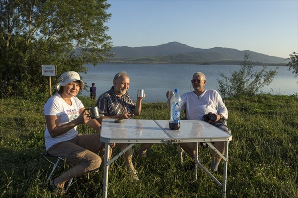 Ну, за озеро Белое  и первую ночевку в РФ! Фото Г. Радченко