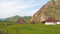 Этнодеревня в Усть-Кане. На скале - вход в пещеру