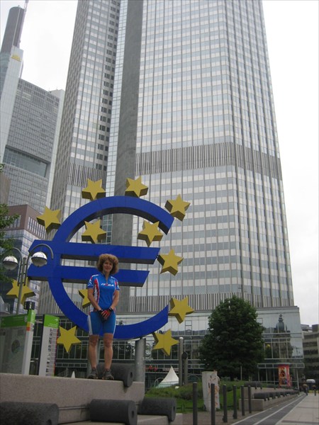 на фото: Франкфурт. Мы в финансовом центре Европы.