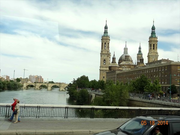 Кафедральный собор Пилар и каменный мост.