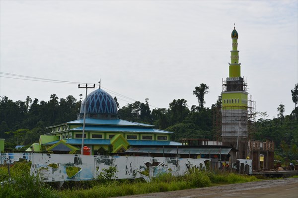 Новенькая яркая мечеть