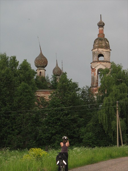 Разрушающаяся церковь в Боровицах