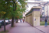 На этой улице я остановился.