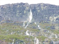 Ветер раздувает струю воды