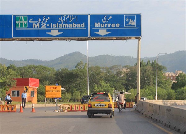Полицейский пост на выезде из Исламабада