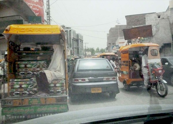 Движение на улицах пакистанских городов