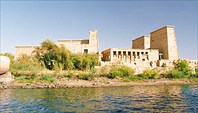 300px-Philae,_seen_from_the_water,_Aswan,_Egypt,_Oct_2004-Храм Исиды на острове Филе