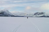 Наша лыжня - единственный след на льду озера