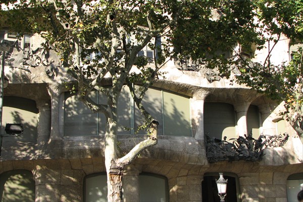 `Дом Мила` творения архитектора Гауди