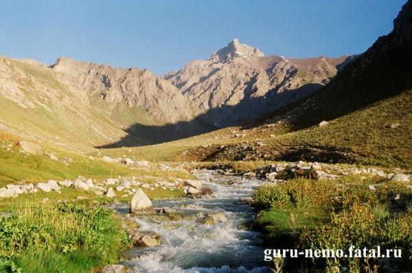 Горы оби. Таджикистан горы гарм. Живописные горы Гарма Таджикистана. Горный мед гарм Таджикистан. Ущелье реки Сиома.