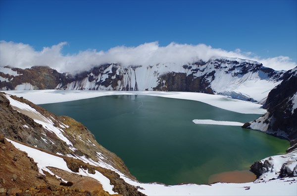 Озеро на вулкане Катмай