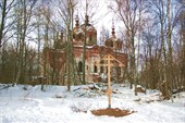 Только что установленный крест на фоне монастыря
