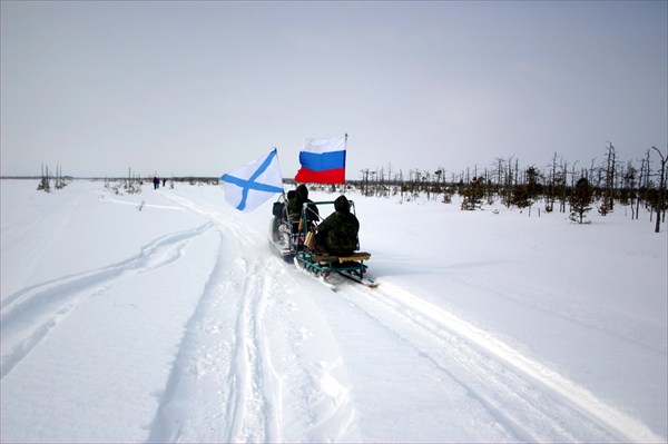 На болоте нас обогнали Новгородские паломники