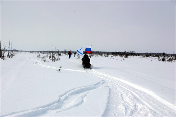 На болоте нас обогнали Новгородские паломники