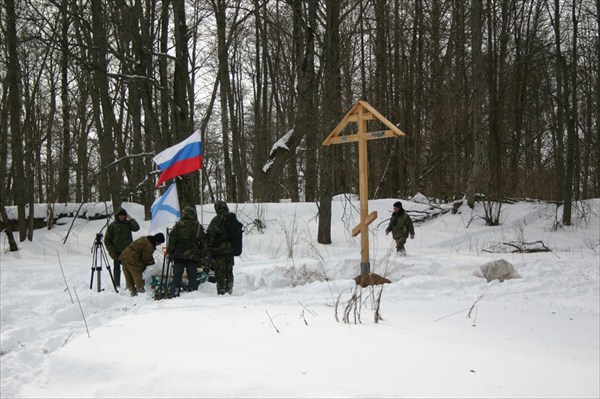 Крест только что установили у монастыря