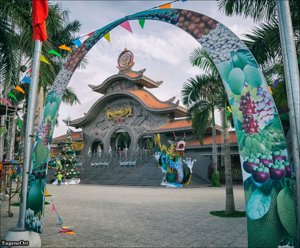 Ворота в парк развлечений Suoi Tien. Сайгон