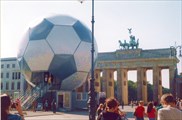 Бранденбудгские ворота и символ ЧМ-2006 по футболу, Берлин