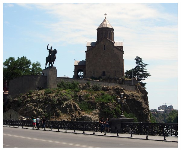 100 - памятник Вахтангу Горгасали у Метехского замка
