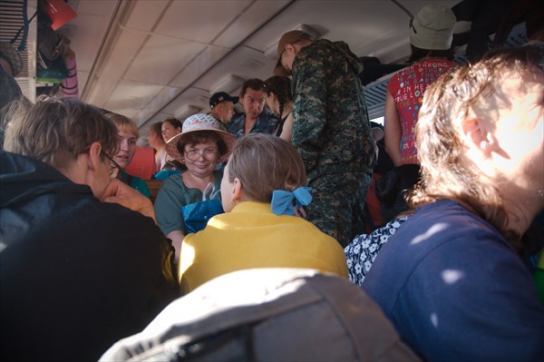 Толкучка в электричке. Сидим на полу.