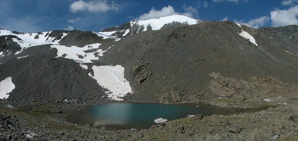 Озерцо в начале подъема на перевал