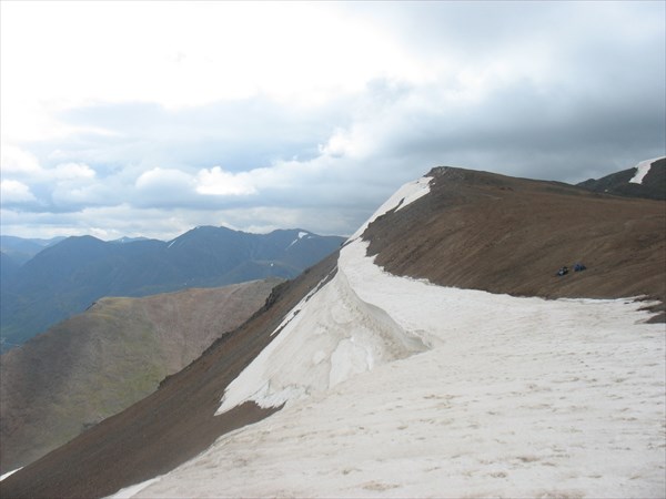 Снежный карниз на пер. Акбул. Вид с севера