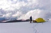 Наша палатка на отроге между Куркуреком и г. 3868 м
