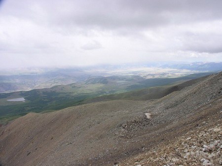Вид на плато Ештык-Коль и осыпной гребень, по которому поднимали