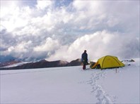 Наша палатка на отроге между Куркуреком и г. 3868 м