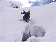 Вытаскивание Айки из трещины