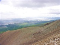 Вид на плато Ештык-Коль и осыпной гребень, по которому поднимали
