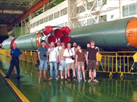 Каждый постучал по обшивке сегментов ракеты - жестянка!