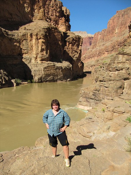 За мной  -река Колорадо и стены Гранд Каньона