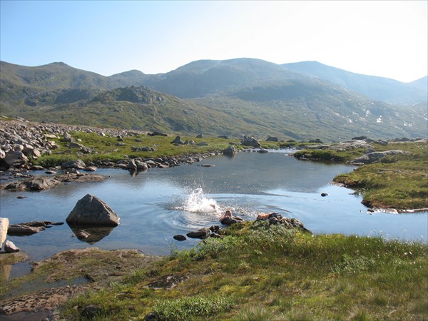 Утреннее купание в горном озерке
