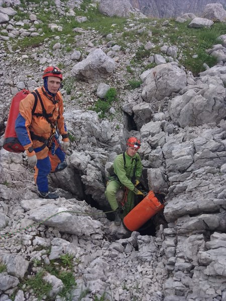 Дмитрий и Фёдор перед спуском в пещеру