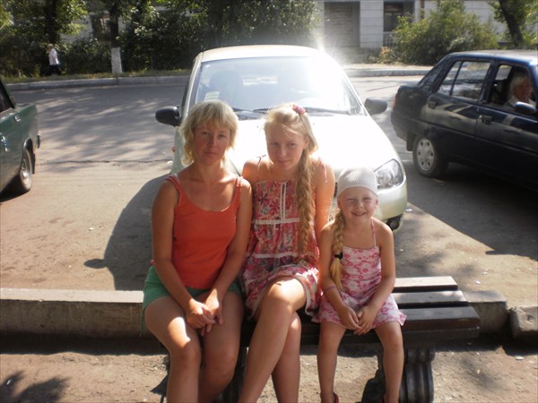 на скамеечке в центре