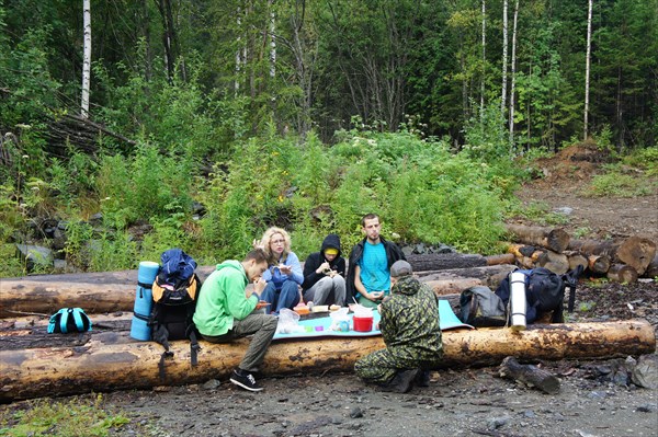 На привале.