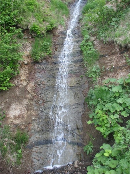 Водопад над мостиком