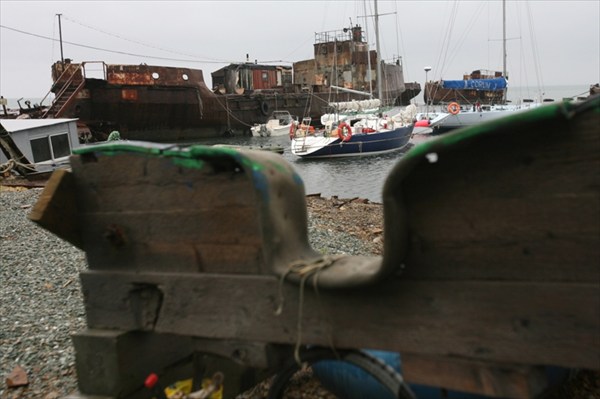 Ковш яхт-клуба образован ржавыми затопленными пароходами