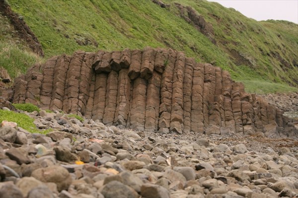 Столбчатая каменюка на берегу