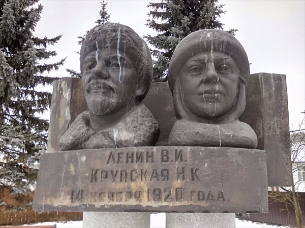 Ярополец, памятник Ленину и Крупской