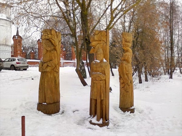 Волоколамск, деревянные фигуры у Кремля