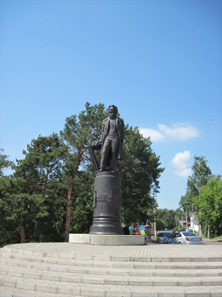 35. Памятник Шишкину.