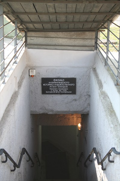 Придется укрыться в немецком блиндаже...