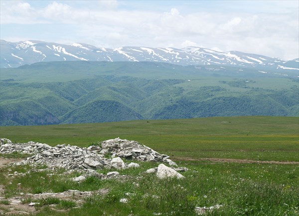 На вершинах гор еще лежит снег