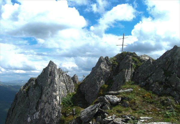 Памятный крест на вершине Тушканчика