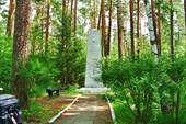 Памятник в лесу.