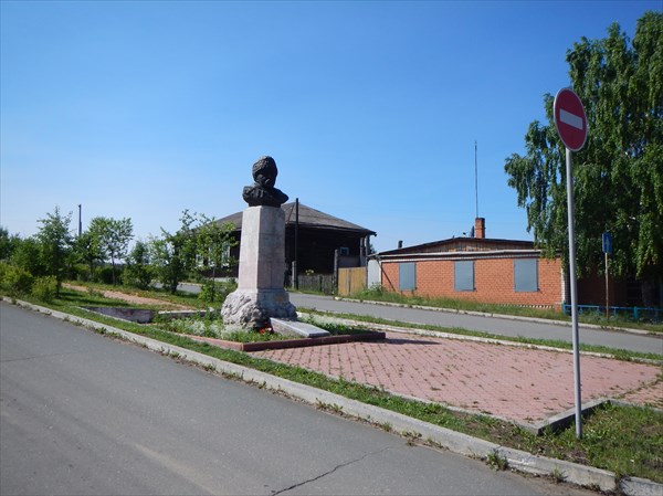 Посёлок Висим. Памятник Д.Н. Мамина-Сибиряка.
